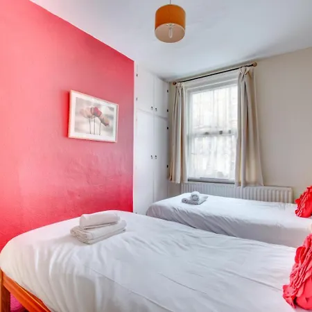 5 West Terrace * 惠特比